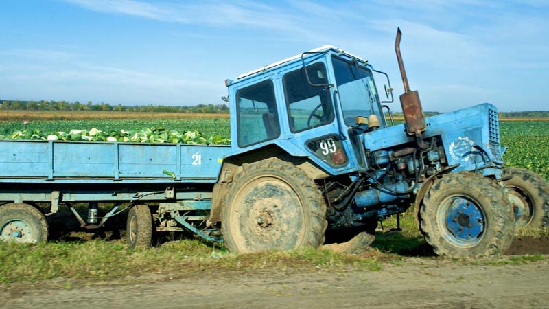 Conducción de tractores por principales vías