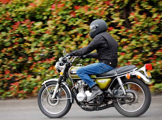 La ropa más adecuada para viajar en moto durante el verano