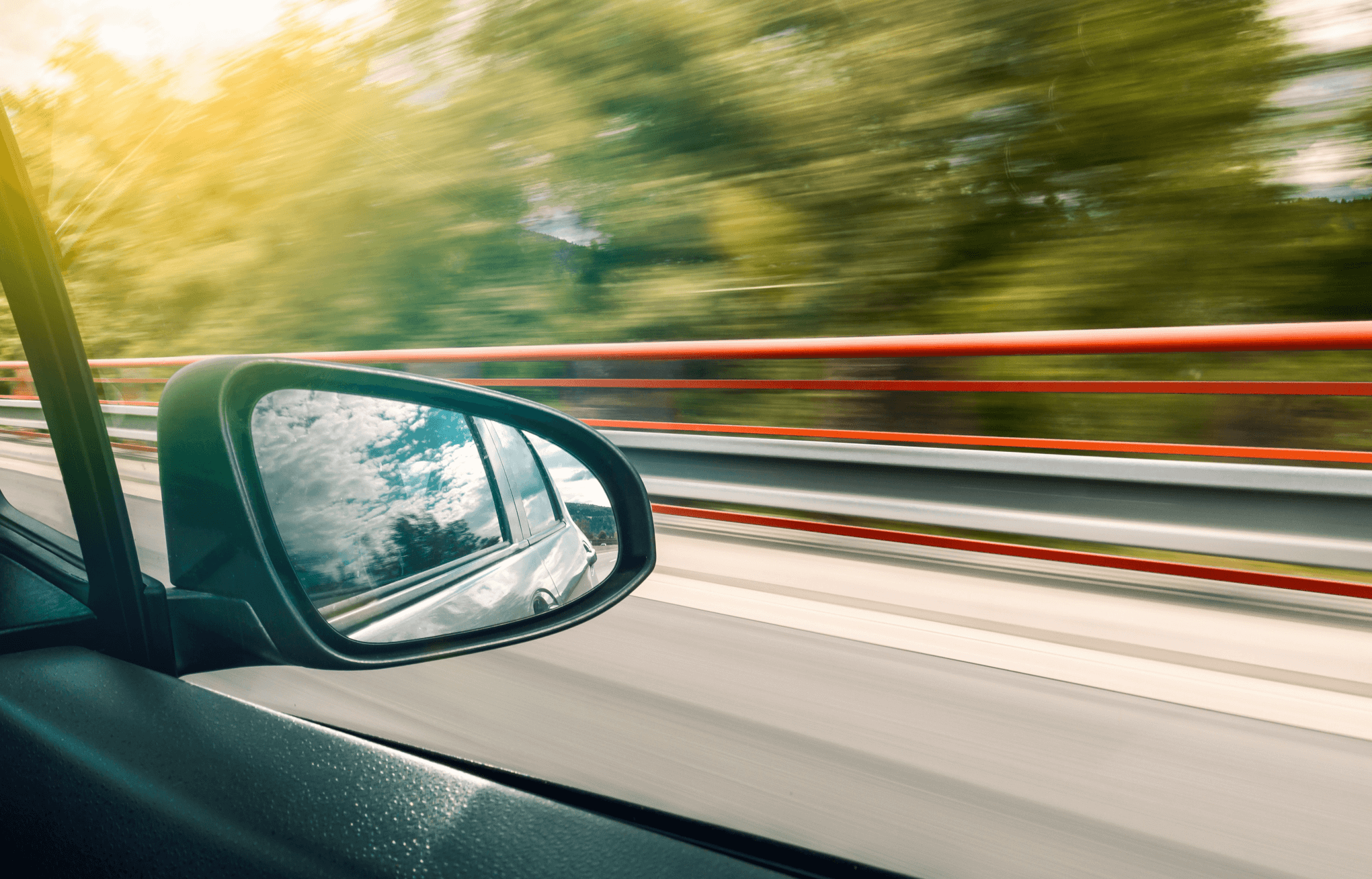 ¿Para qué sirve la palanca del espejo retrovisor interior del coche?