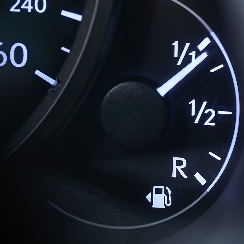 Cómo saber de qué lado está el depósito de la gasolina (icono en el cuadro de mandos)