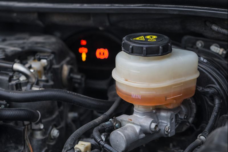 ¿Qué pasa si circulas con el líquido de frenos bajo? Riesgos, síntomas y soluciones