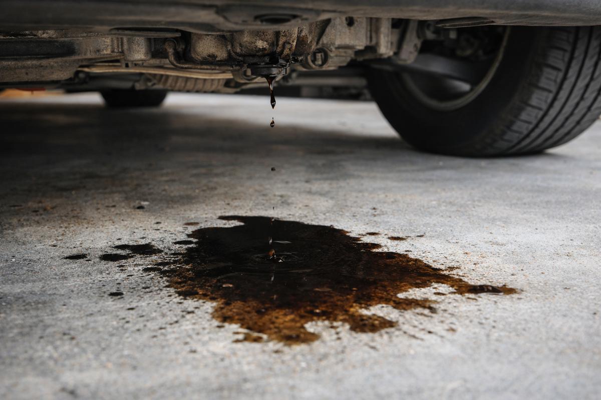 Coche pierde aceite por abajo: causas, riesgos y soluciones